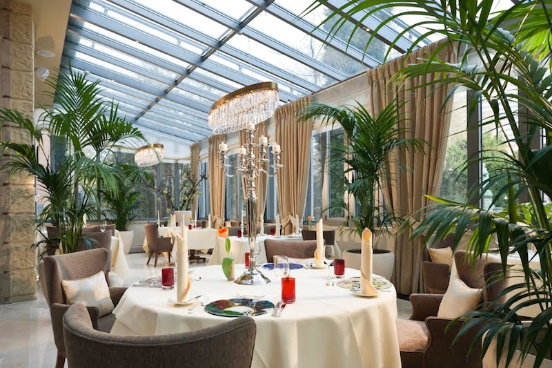 Der neu eingerichtete Wintergarten des Restaurants Artiste im Steigenberger Parkhotel / © Steigenberger Parkhotel