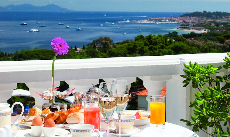 Frühstücken auf der Terrasse der Suite Top-Floor Panoramablick ist ein Traum / © Althoff Hotel Villa Belrose