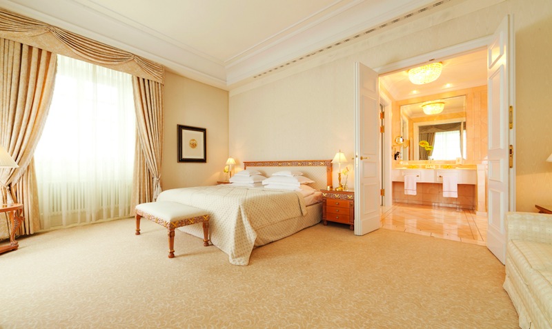 Das großzügige Schlafzimmer in der Präsidenten Suite vom Grandhotel / © Althoff Grandhotel Schloss Bensberg