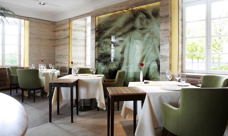 moderne und elegante Einrichtung im Gourmetrestaurant Vendôme / © Althoff Grandotel Schloss