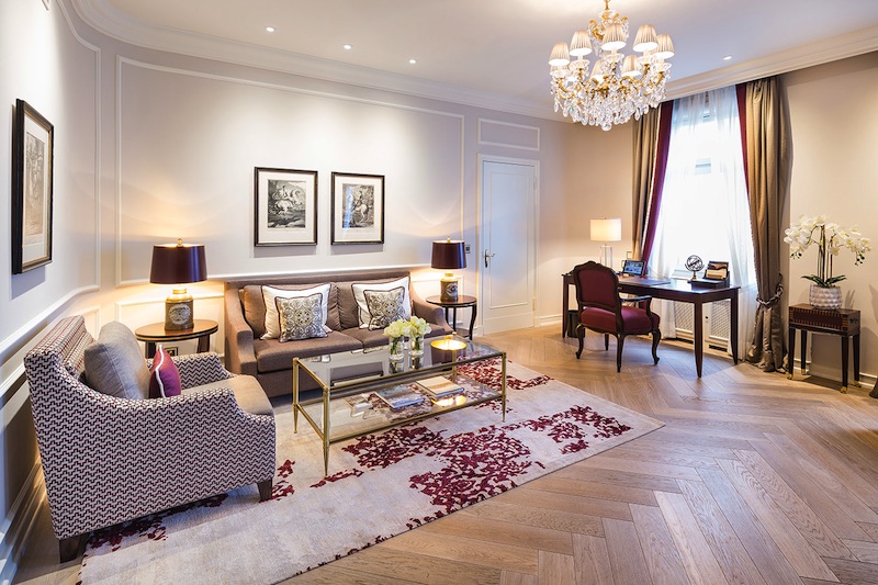 Der großzügoge Wohnbereich der schönen Präsidenten Suite im Fairmont Hotel Vier Jahreszeiten / © Fairmont Hotel Vier Jahreszeiten / Foto Guido Leifhelm
