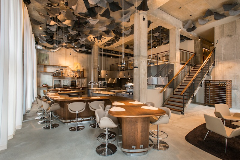 Die offene Küche zum Gesamtkonzept des Restaurants „The Table | Kevin Fehling“ in der Hamburger Hafen-City