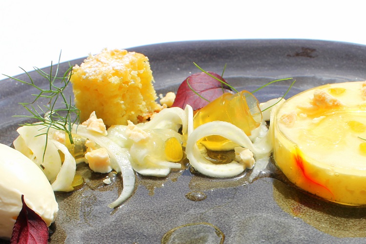Auch ein Dessert muss nicht langweilig sein. Hier am Beispiel Amalfi Zitrone, Olivenölkuchen, Meersalz, Joghurt, Fenchel und Mandeln / © Nassauer Hof