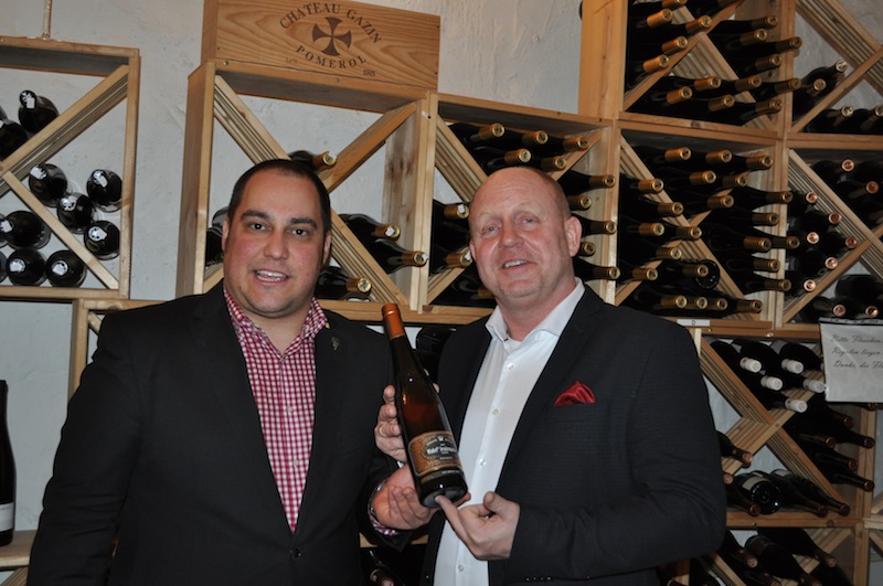 Chef-Sommelier Sven Oetzel mit Andreas Conrad bei der Besichtigung der Weinschatzkammer vom Restaurant