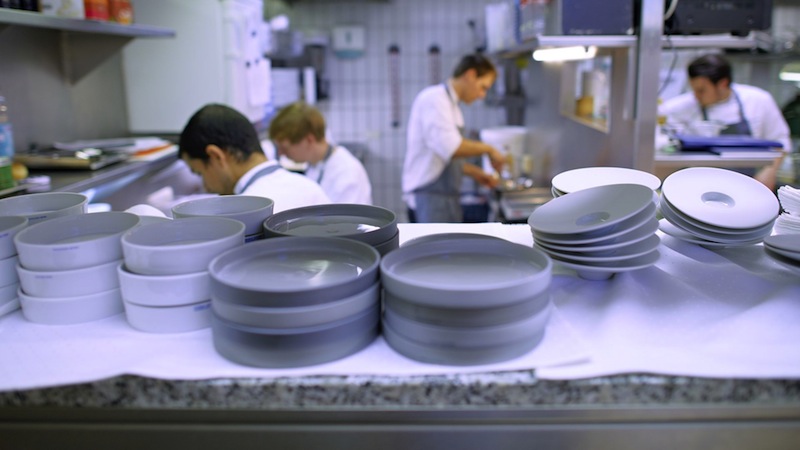 Die Küchenbrigade im „la vie“ ist nahezu pausenlos im Einsatz um den Gästen ein Geschmackerlebnis zu garantieren / © LA VIE