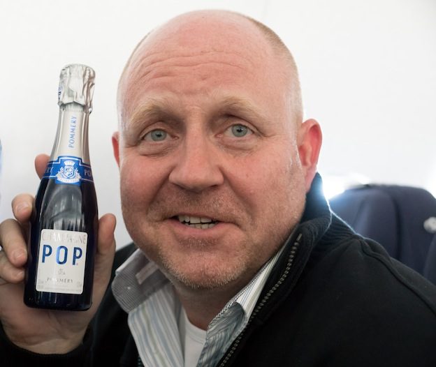 airberlin schenkte den bekannten Picolo POP von Champagner Pommery beim Überqueren des Nordpols aus / © Patrick Becker