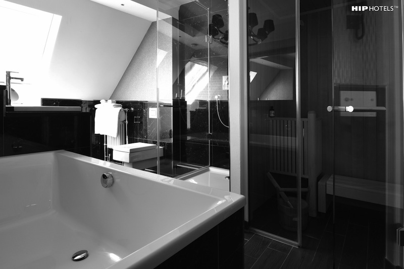 In der obersten Etage befindet sich ein schönes Bad mit kleiner Sauna, einer Regendusche und einer 1,80 Meter großen Badewanne / © HIP Hotels / Humboldt1