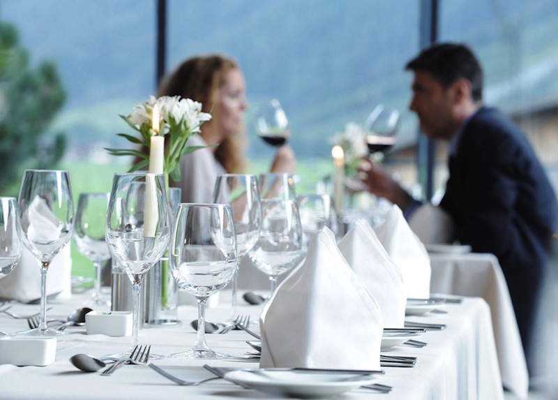 Im Restaurant vom Hotel Aqua Dome sitzen Gäste mit traumhaften Blick auf die Bergwelt / © Aqua Dome