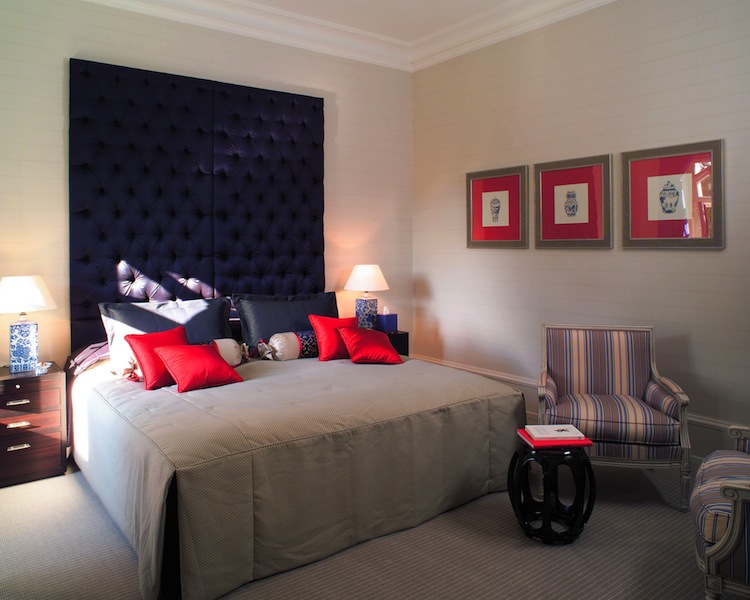 Hier ein Blick in die farblichen akzentuierten Superior Zimmer, welche einen Blick auf den Park des Luxushotels haben / © Grand Hotel Heiligendamm