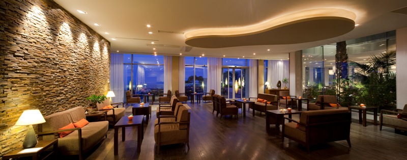 Abends in der Lounge des Luxushotels Bellevue einen Cocktail genießen und auf das Meer schauen - was gibt es Schöneres / © Adriatic Luxury Hotels