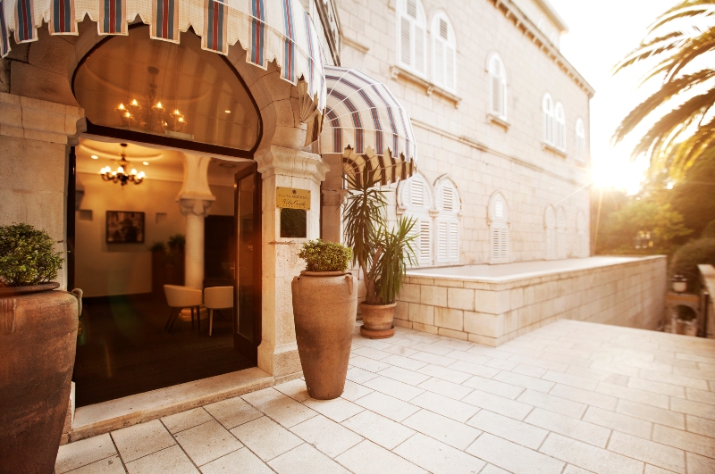 Der Eingang zur Villa Orsula in Dubrovnik. Im Hause erwartet den Gast wahrer Luxus / © Adriatic Luxury Hotels