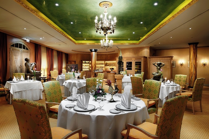 Ein sehr ansprechendes Ambiente, wo zarte Grün- & Goldtöne dominieren. Hier speisen Gäste vorzüglich / © Hotel Bülow Palais