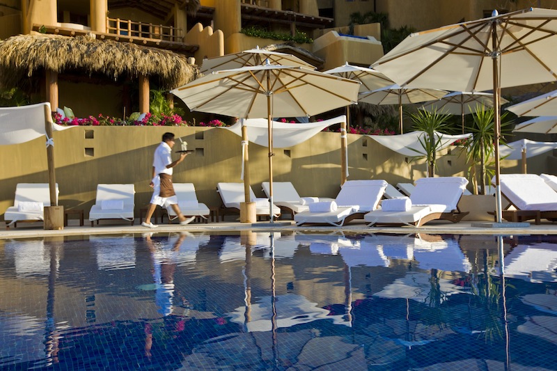 Am Pool vom Capella Ixtapa in Mexiko liegt es sich herrlich / © Capella Hotel Group