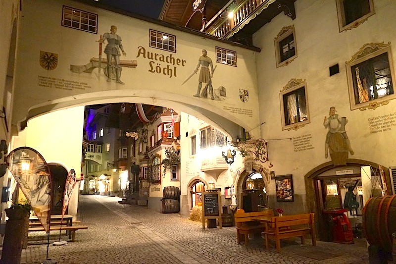 Die kleinste Altstadt von Österreich beherbergt unter anderem das Boutique-Hotel Träumerei #8, das Auracher Löchl und den Stollen 1930 mit der größten Gin-Bar der Welt