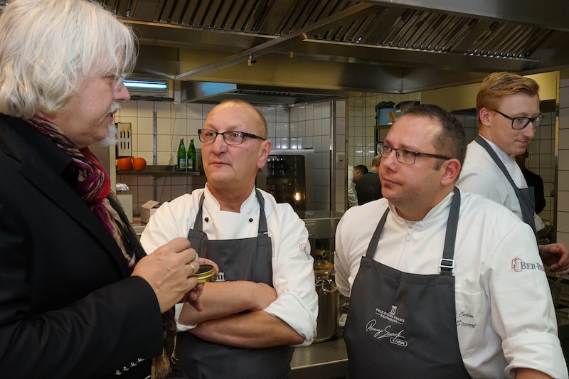 Ralf Bos (li) von BosFood im Gespräch mit Sternekoch Ronny Siewert (re.) vom Restaurant Friedrich Franz und Gunther Vogt (mi.) von Attilus Caviar
