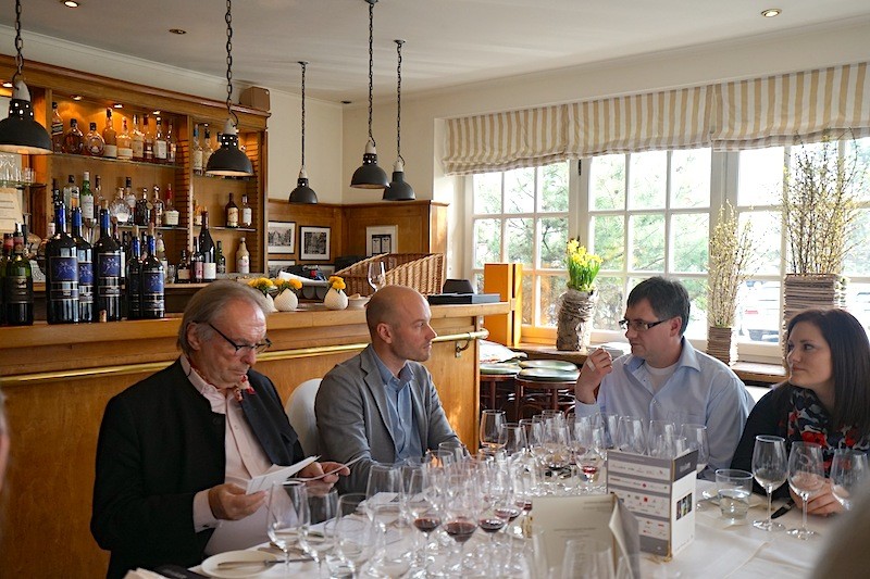 Patron des Weinguts Nittardi Léon Femfert (2.v.li.) im Gespräch mit Gästen des Raritätenlunchs