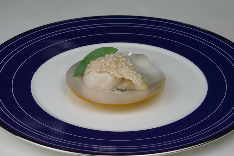Delikate Gillardeau Auster mit einem Mousse vom geräuchertem Hering und Tapiokachip