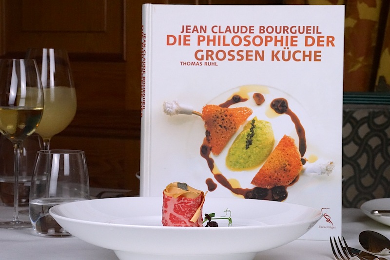 Die Botschaft ist unmissverständlich: Kochen ist Leidenschaft, und diese Passion transportiert J.C. Bourgueil mit einen Kochbüchern nach außen