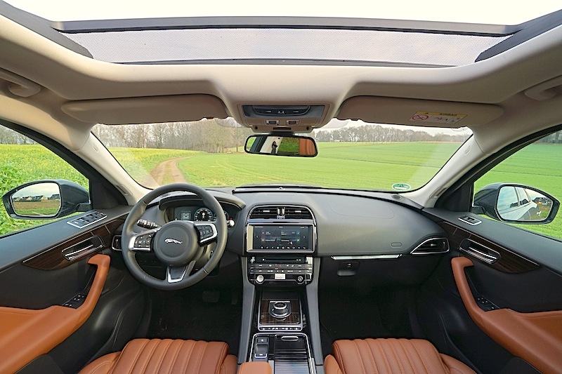 Jaguar F-Pace: Übersichtlich reichlich Platz. Die Sitze aus perforiertem Windsor-Leder machen - durch ihre elektrischen 10/10-Wege-Sitzeinstellung – das Fahren zu einem Vergnügen