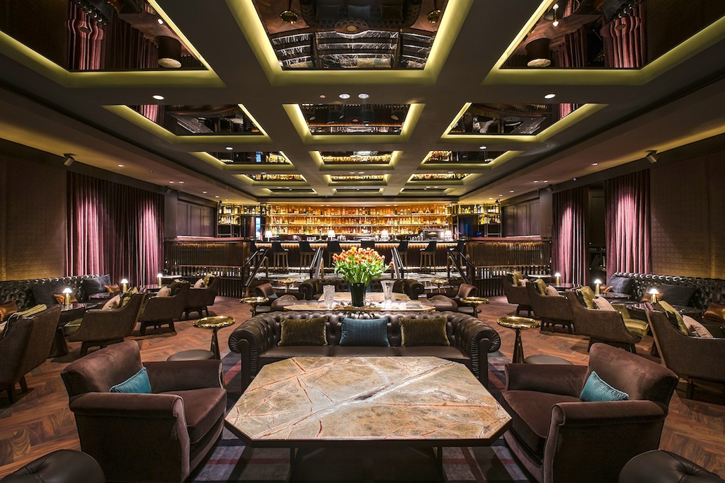 Die Manhattan Bar in Singapur - modern, mit historischem Glamour - zählt zu den besten Bars der Welt