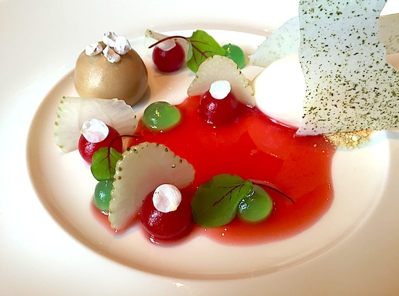 Der krönende Abschluss: Panna Cotta di fragole e fragoline . Buchweizen Panna Cotta mit Erdbeergelee und Joghurtsorbet garniert mit Maikraut und einem Erdbeersugo / © Redaktion FrontRowSociety.net