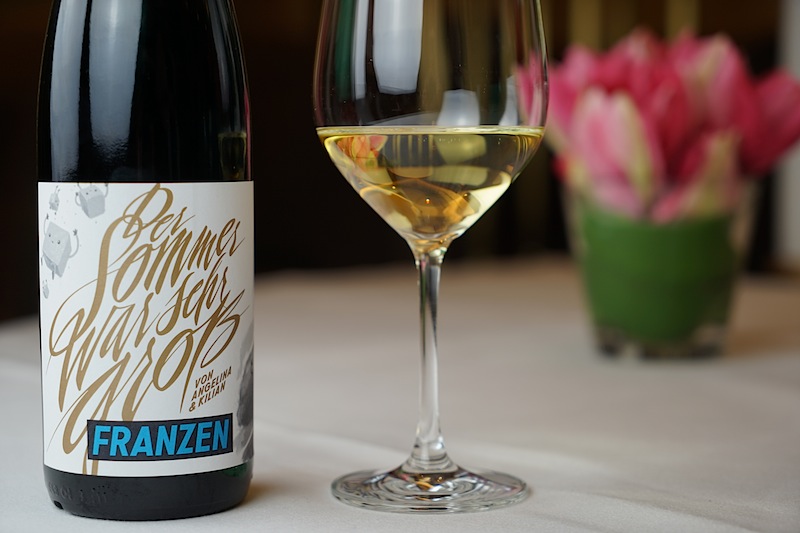Der Sommer war sehr groß - das Weingut Franzen von der Mosel gestaltet nicht nur lässige Etiketten und bringt unkonventionelle Namensschöpfungen hervor, sondern bringt auch großartige Rieslinge auf die Flasche