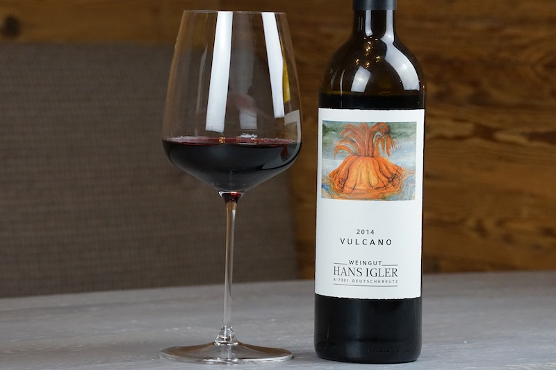 Der Rotwein Vulcano aus 2014 - vom Weingut Hans Igler aus dem Mittelburgenland - überzeugt durch nachhaltige Balance