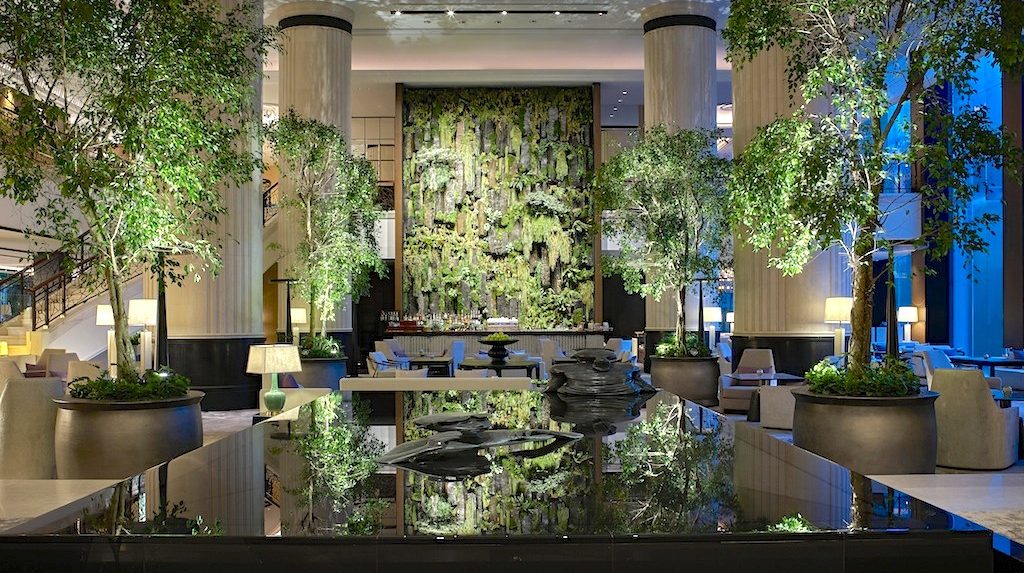 Eine Oase inmitten von Singapur - die Lobby des bekannten 5-Sterne Luxushotels Shangri-La
