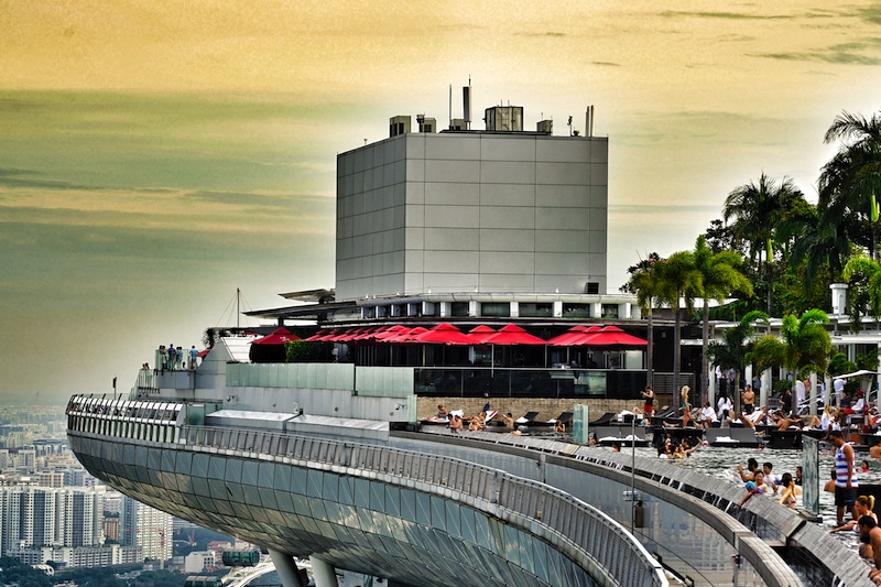 Singapur gleich Superlative: Den höchsten Pool der Welt, gigantische Shoppingmals und allabendliche Lasershows