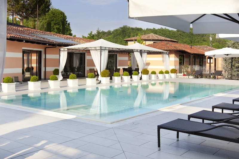 Hier am Pool der Villa Castelletto entspannt es sich herrlich