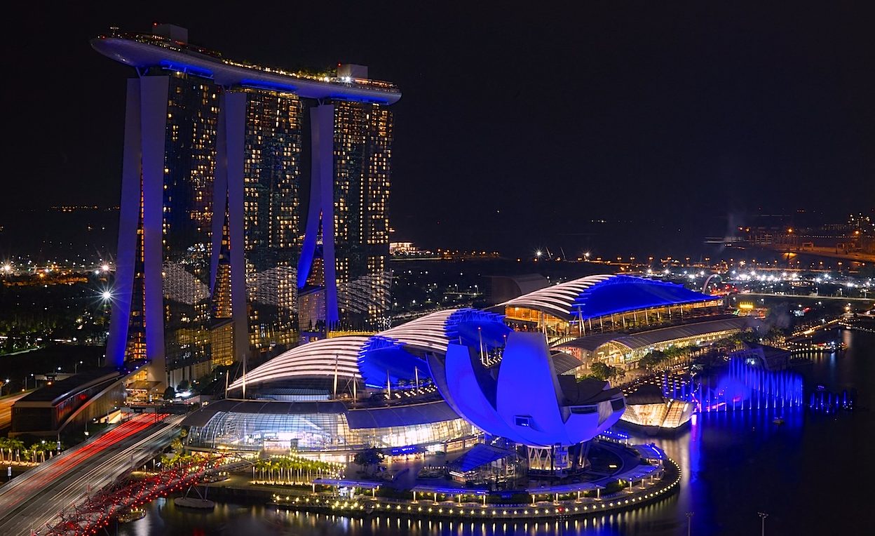 Singapur - Superlative auf allen Ebenen. Hier der Blick vom Luxushotel The Ritz-Carlton Millenia auf das Hotel Marina Bay Sands