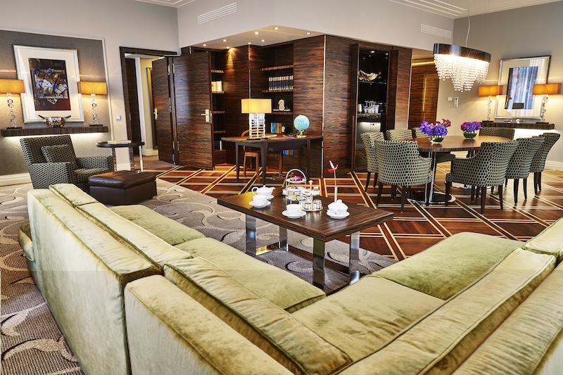 Der großzügige Wohnbereich der Präsidenten Suite wurde mit hochwertigem Interieur geschmackvoll und stilsicher eingerichtet