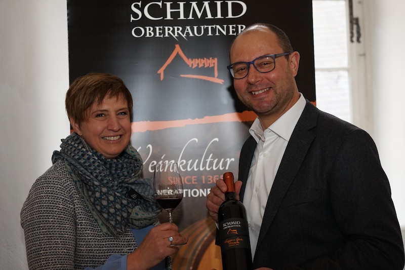 Florian Schmidt (re.) reiste aus Bozen an, um sein Weingut Schmidt Oberrautner zu präsentieren