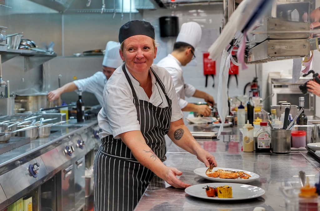 Chef de Cuisine ist die in Australien geborene Heidi Flanagan. Sie gibt in der Küche den Ton an