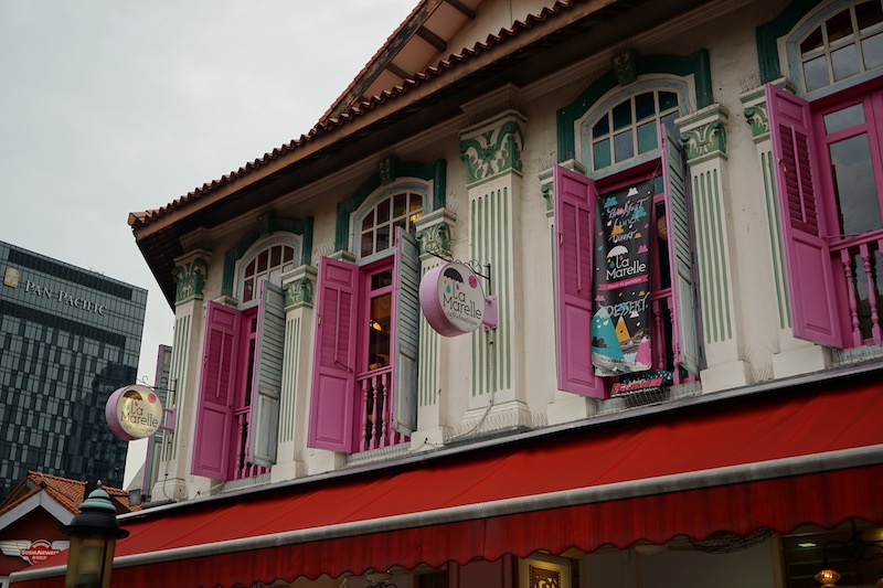 Die farbenen und liebevoll restaurierten Shophouses stechen ins Auge
