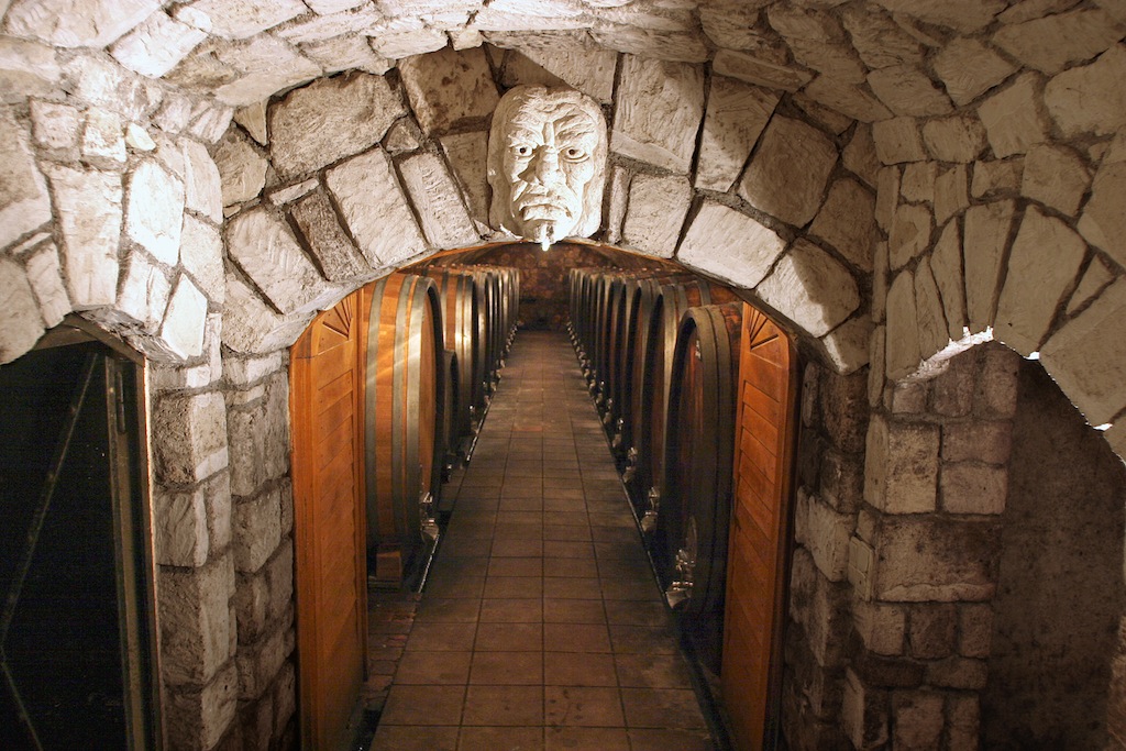 Fast mysthisch - der Eingang zum Weinkeller bei Umathum