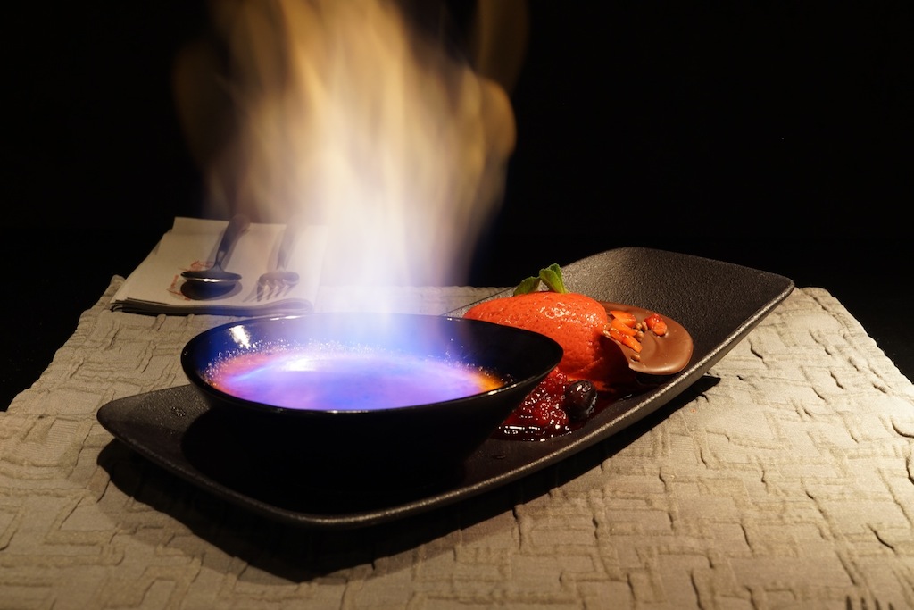 Die Crème brûlée wird als heiß-kalter Abschluss vor den Augen der Gäste flambiert