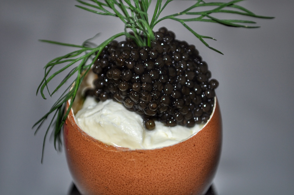 Eine sehr aussergewöhnliche Kreation von Chef de Cuisine Sandy Bohm: Getrüffeltes Wachtel-Rührei mit Kaviar