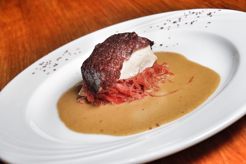 Im Restaurant Altes Jagdhaus bei Joachim Stern genießt der Gst besondere Gerichte wie etwa das Störfilet mit Juvenilferkelblutwurst, überbacken, mit Meerrettichsauce und rotem Sauerkraut