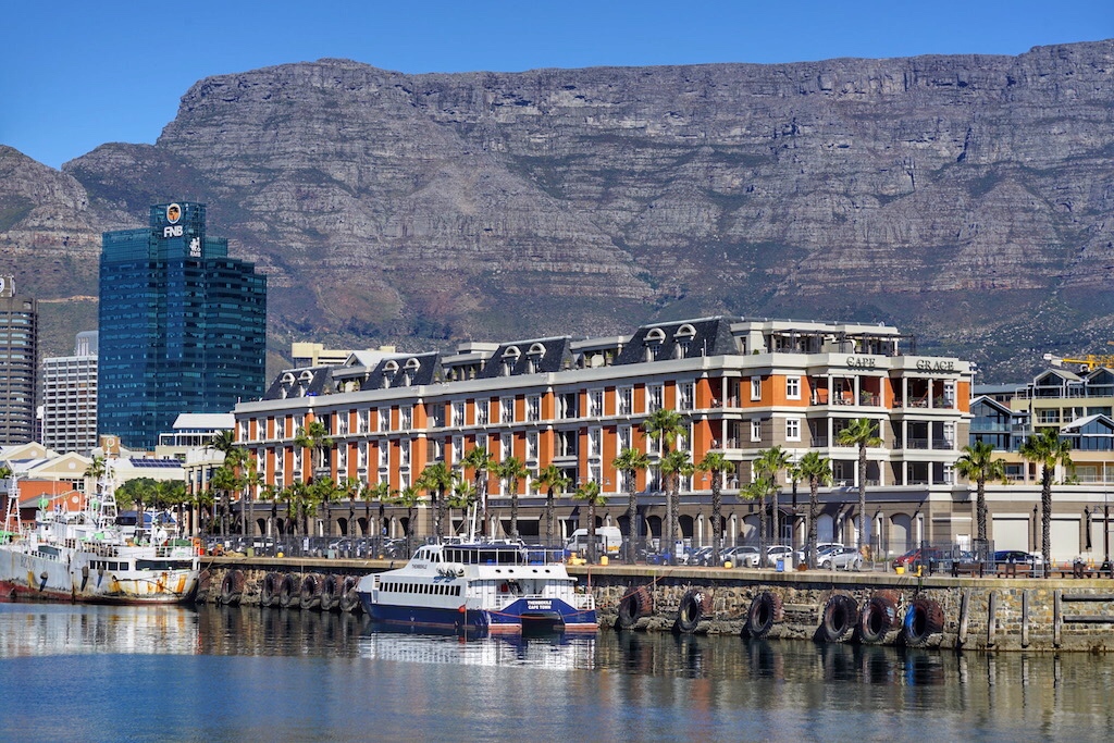 Das zu The Leading Hotel of the World zählende Luxushotel Cape Grace liegt exponiert in der V&A Waterfront