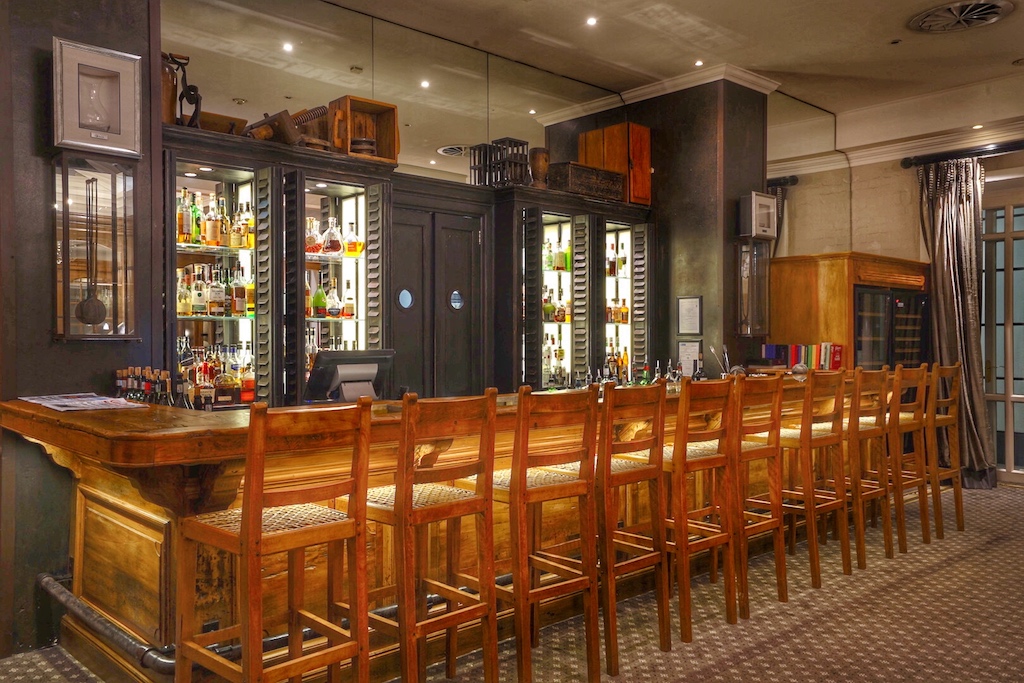 Bevor die Gäste Platz im Signal Restaurant nehmen, empfiehlt sich ein Drink an der Signal Bar