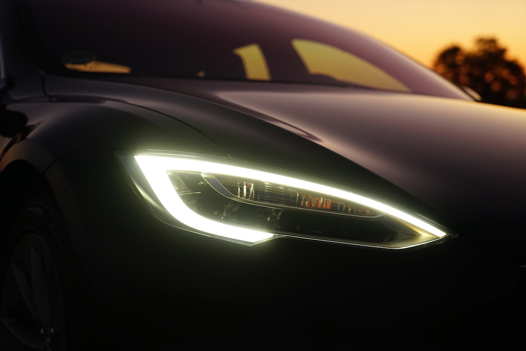 Die Scheinwerfer des Tesla Model S sind mit 14 dynamischen LED-Leuchten bestückt sowie einer dreistufigen Kurvenlichtfunktion