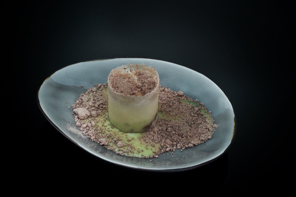 Dessert Porcellanacreme mit Menthol-Zitrus-Schaum, Porcellana-Puder und Eis