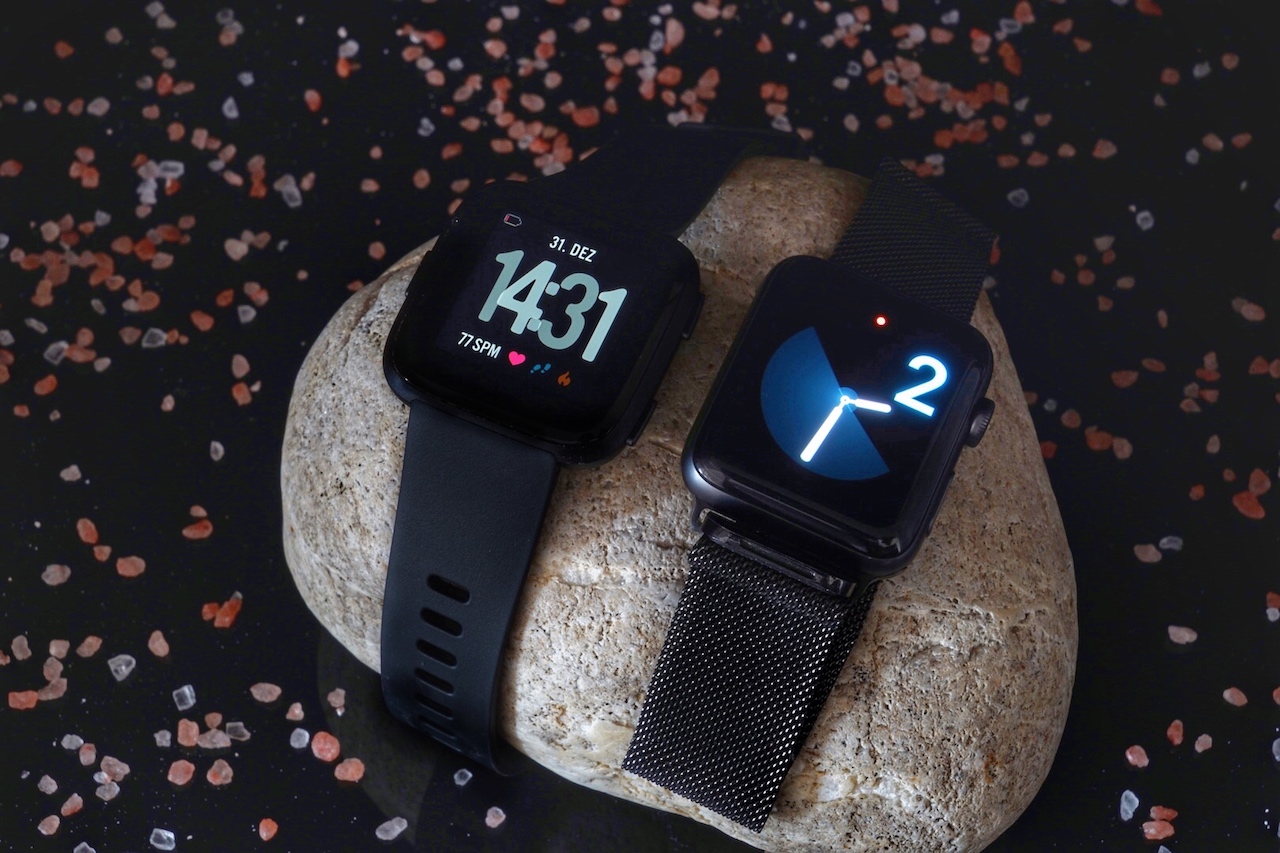 Die Form des Displays der Fitbit Versa ist an die Apple Watch optisch angelehnt