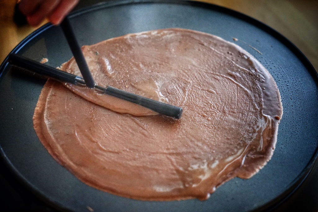 Für die Zubereitung von hauchdünnen Crêpes ist ein Crêpe-Maker ideal, aber sie lassen sich auch in einer Pfanne ausbacken