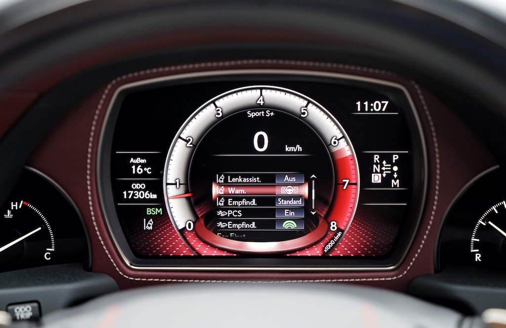 Das Cockpit des Lexus LS ist übersichtlich und intuitiv zu bedienen