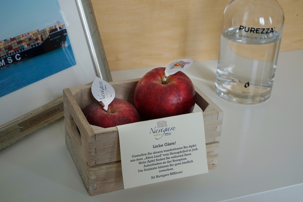 In jedem Gästezimmer wartet die vitaminreiche Erfrischung in Form von zwei Äpfeln aus dem Alten Land. Die Minibar ist auch inkludiert und wird täglich aufgefüllt