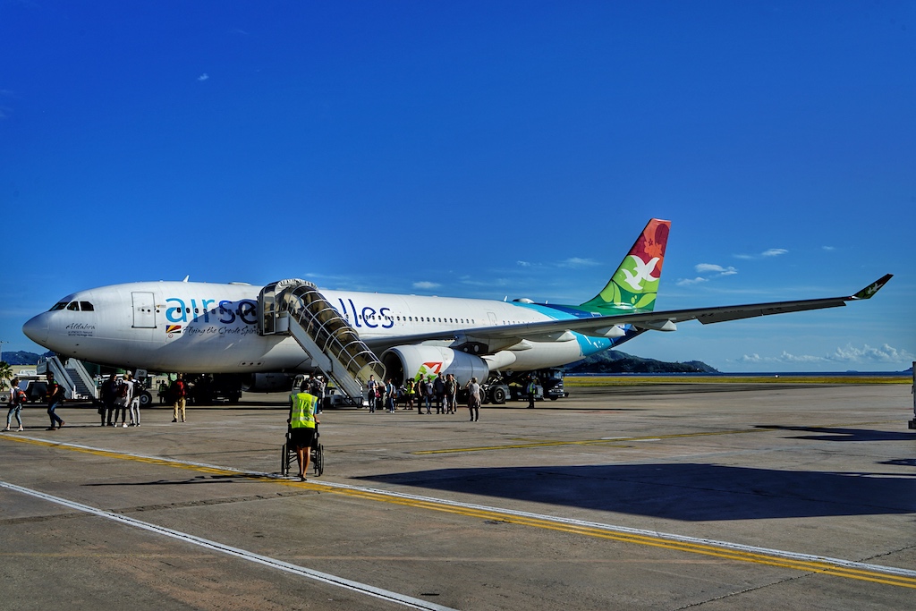 Air Seychelles ist die nationale Fluggesellschaft der Seychellen. Von Düsseldorf, Frankfurt oder München erreicht man bequem die Hauptstadt Mahé in etwas über 10 Stunden Flugzeit