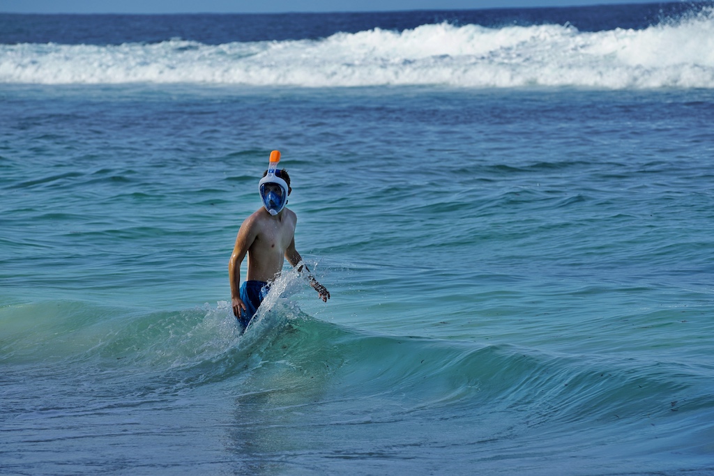 Schnorchelstopps kann man an fast jeder Stelle auf den Seychellen machen - Maske auf und ab ins Wasser