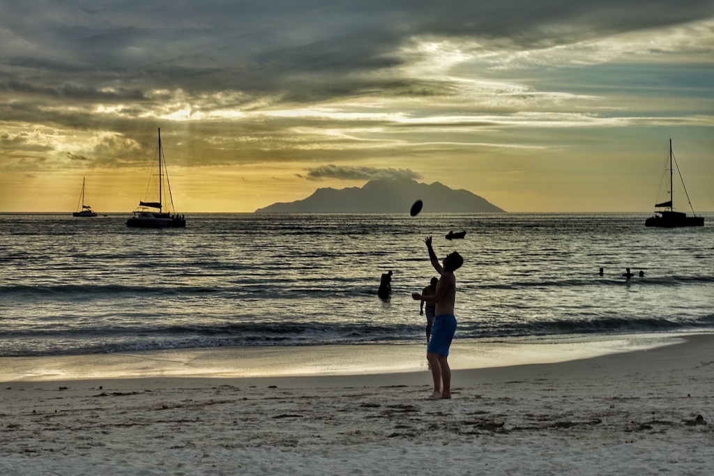 Auf dem belebtesten Strand der Seychellen - Beau Vallon - ist bis zum Sonnenuntergang Bewegung